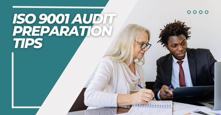 Tipps zur Vorbereitung auf das ISO 9001-Audit. Ein Mann und eine Frau diskutieren.